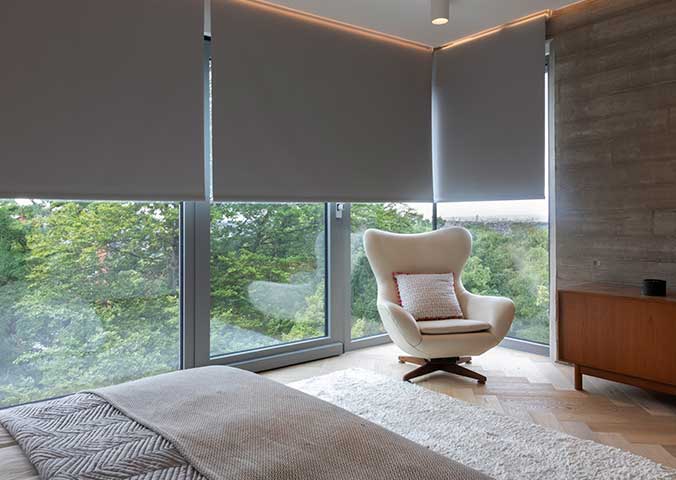 Persianas automatizadas Lutron Serena – recámara moderna
