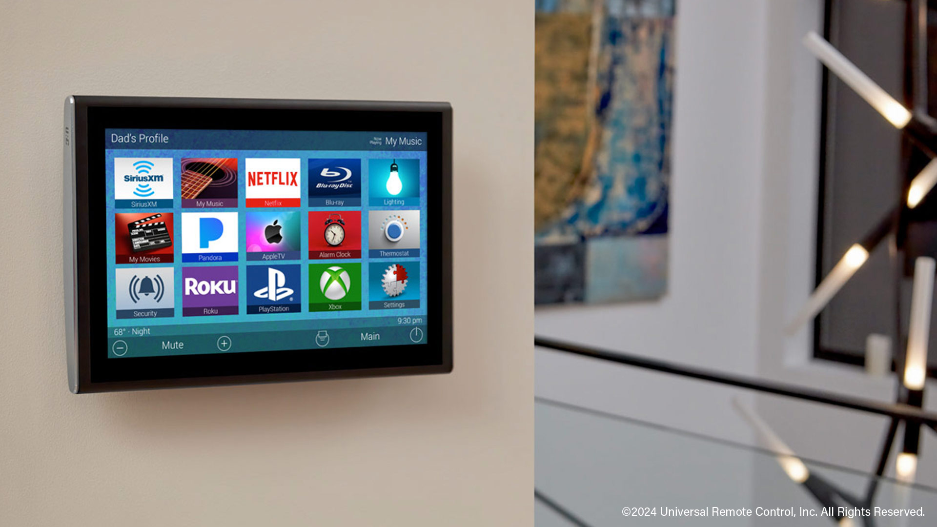 URC touchscreen empotrado en pared residencial