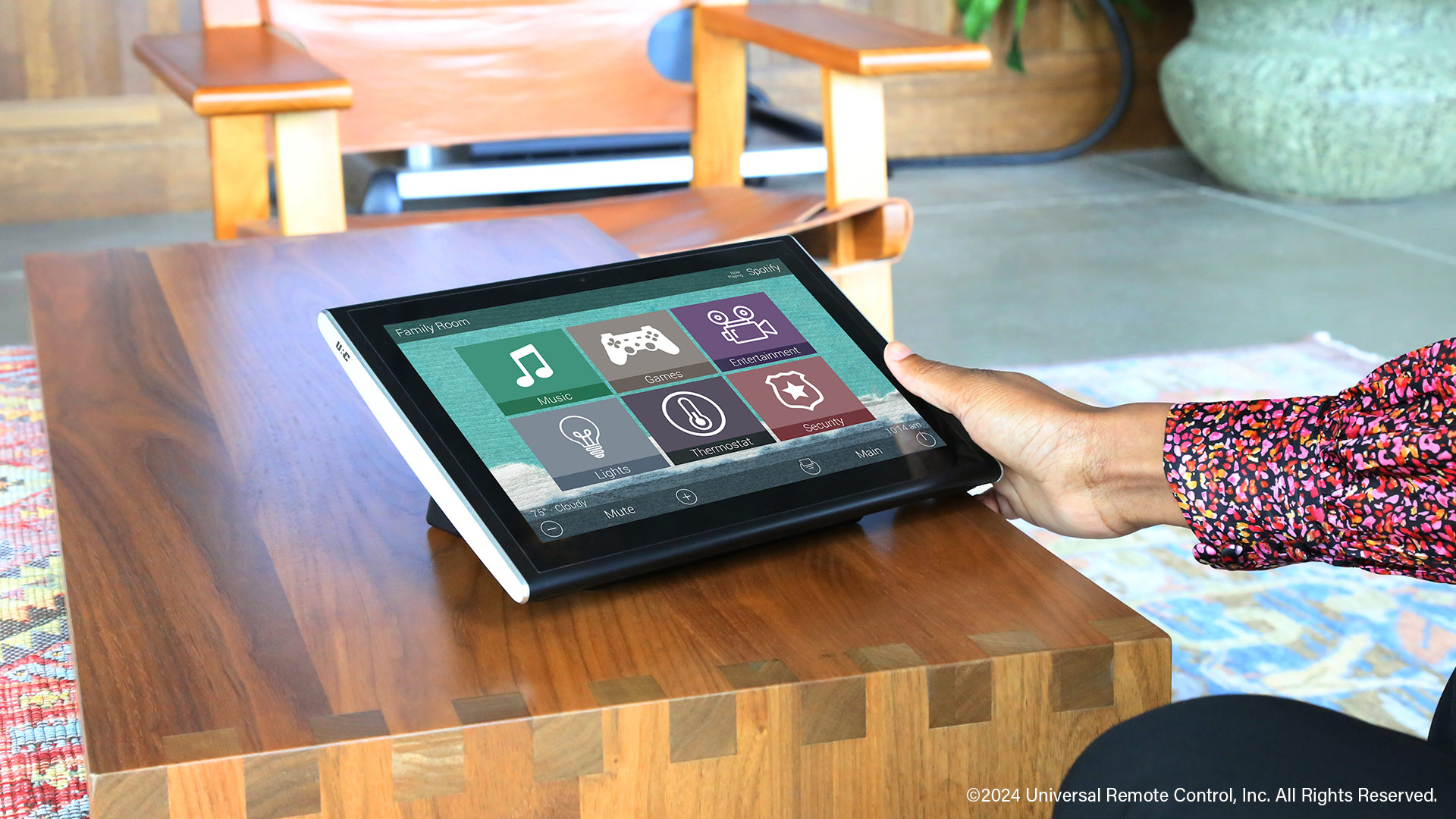 URC tablet de sobremesa en sala familiar